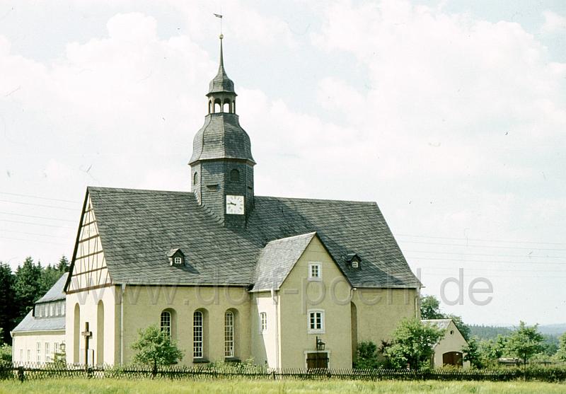 001 (32).jpg - Neubau der Kirche in Jocketa, verschiedenes Inventar der Pöhler Kirche sind mit nach Jocketa umgezogen, so z.Bsp. der Taufstein und die durch den Brand geschädigte Bibel vom Altar